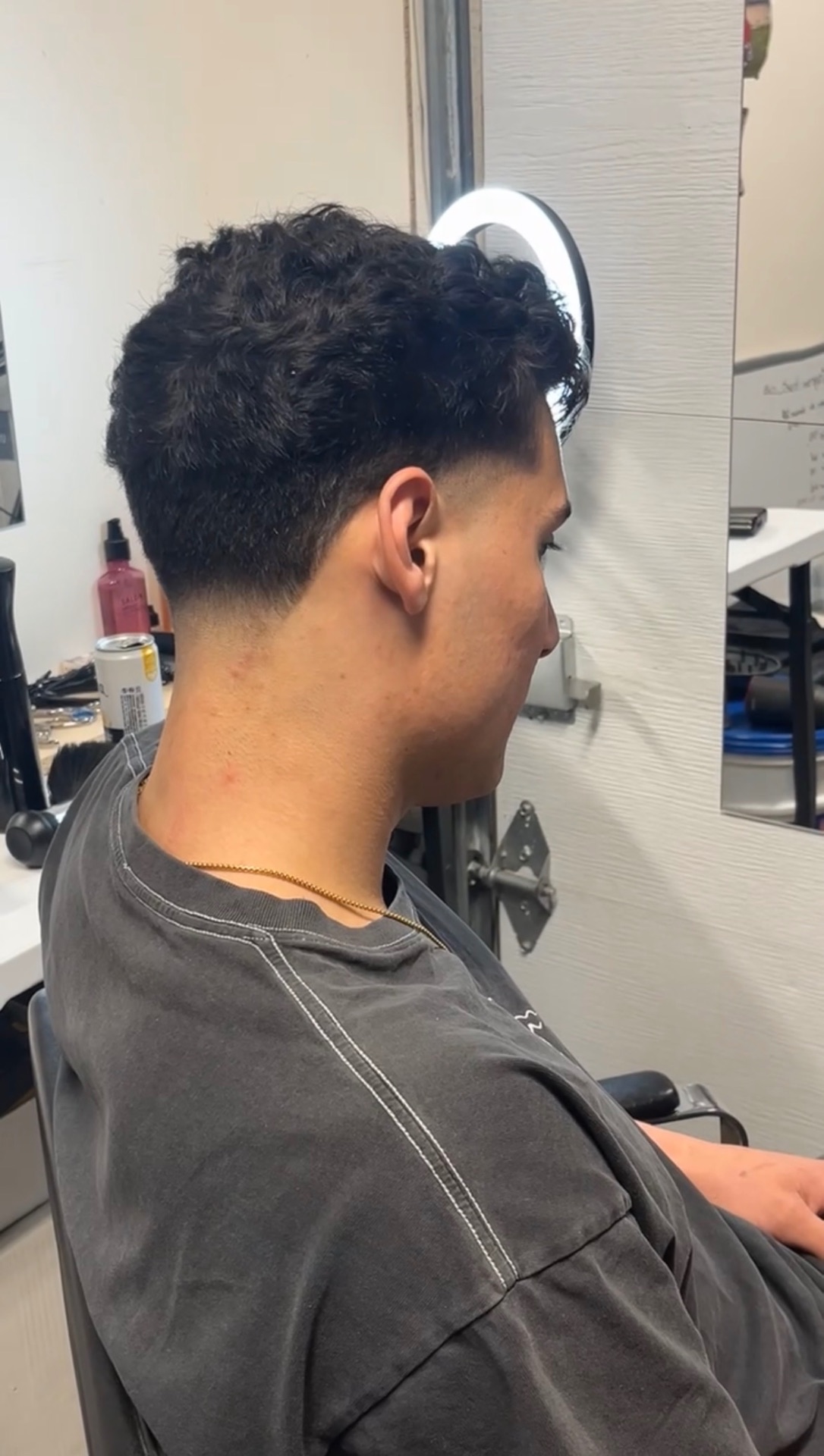Dégradé net sur cheveux bouclés réalisé chez Huet_cutz