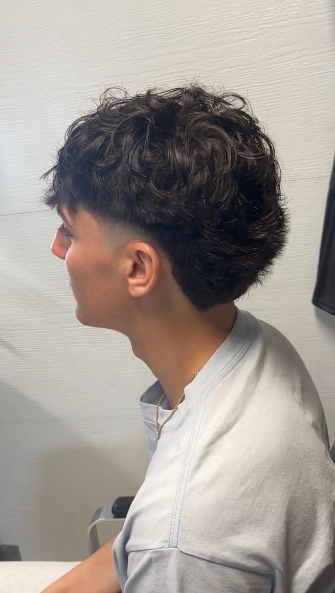 Coupe bouclée avec contours précis réalisée chez Huet_cutz